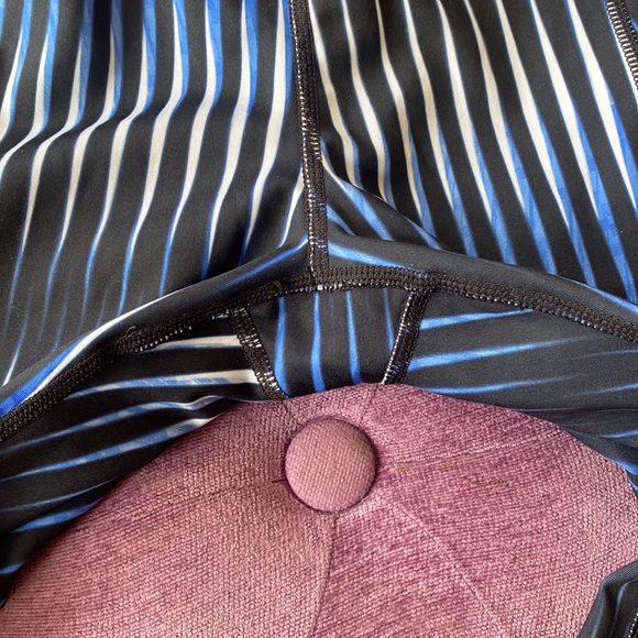 ★ NWOT Ivy Park mid rise Kaleidoscope Leggings - Blue/Black ★ - Picture 15 of 17